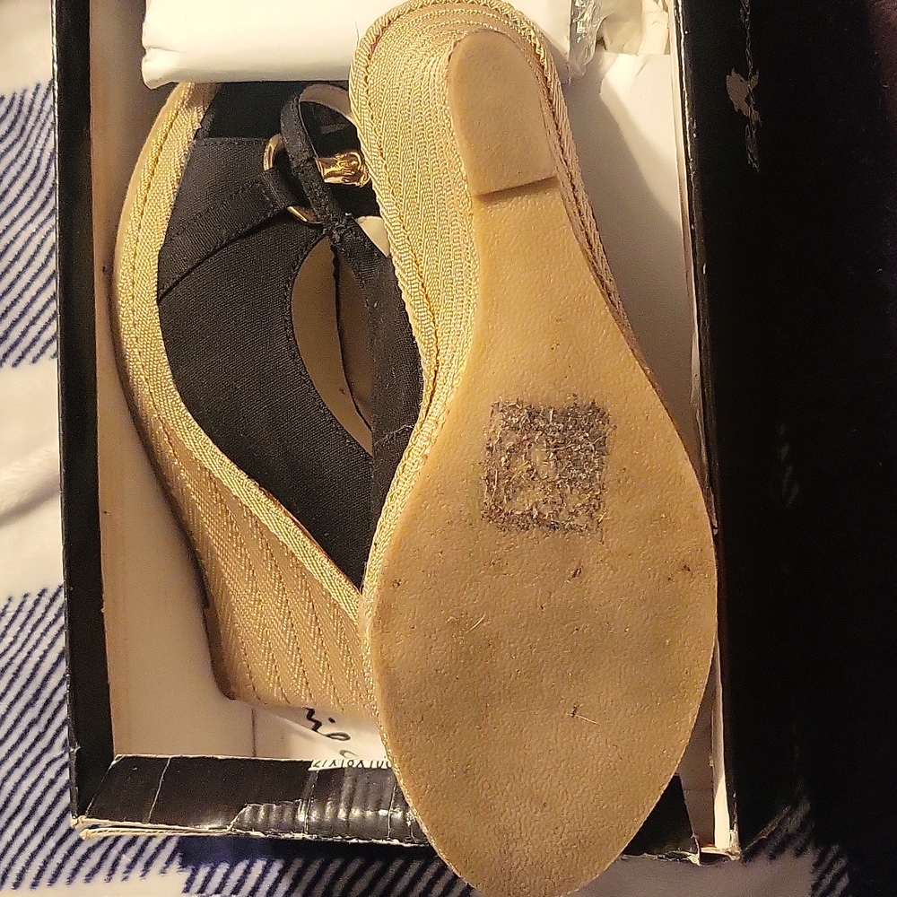 SHOES - Picture 2 of 3